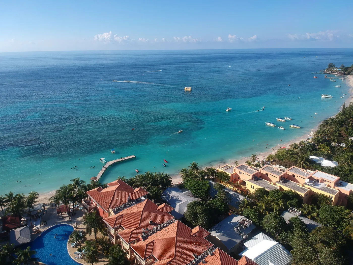 Roatán desde el aire: el mar turquesa y la costa